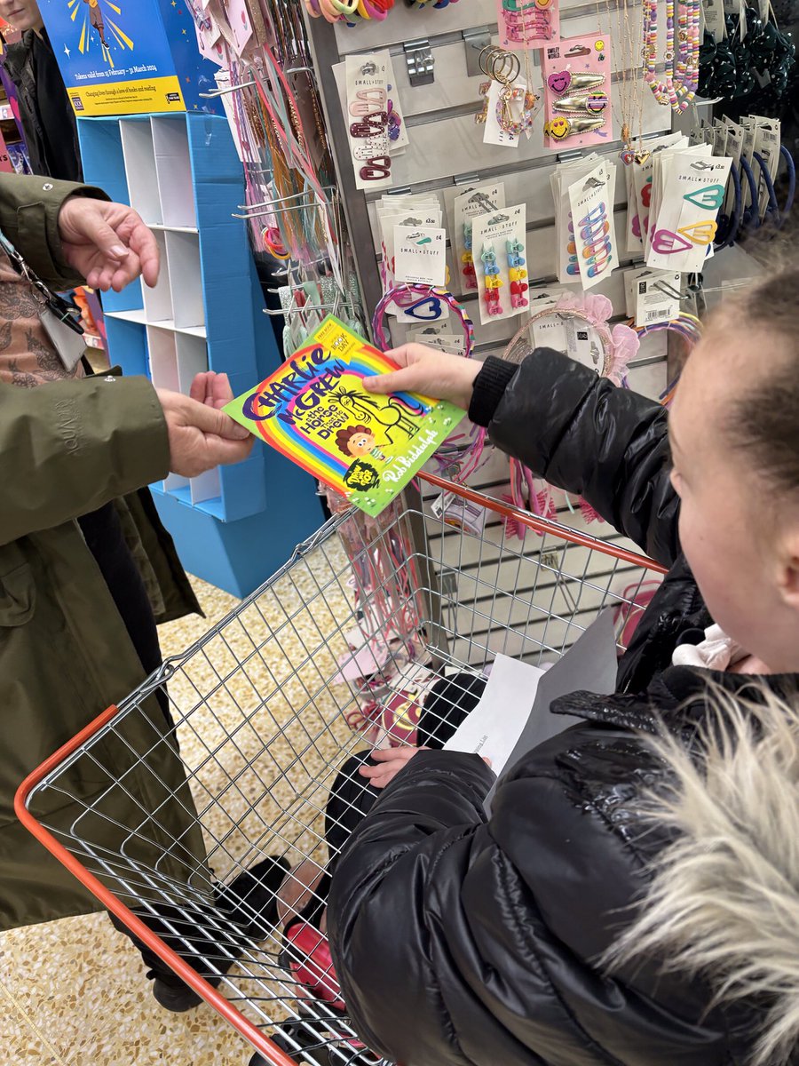 TirMorfa's tweet photo. #ytmAlwen have been finding their way to and around our local supermarket. They went shopping for books with their World Book Day vouchers. #ytmllc #ytmhum https://t.co/zGgLbelAAp