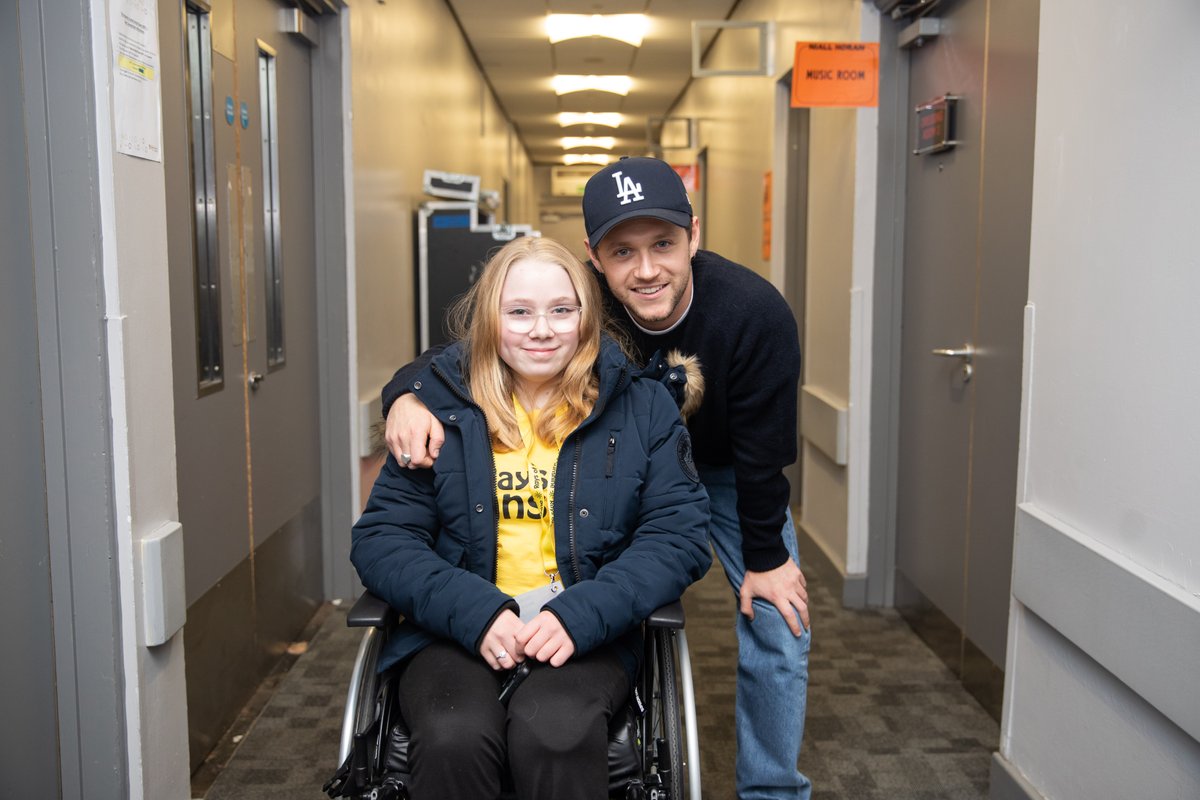 When Darcey met Niall ✨ 13-year-old Darcey is a huge @NiallOfficial fan, and loves listening to his music wherever she is. She had never been to a concert before, so for her wish we sent her and her mum to watch the singer perform in Birmingham! 🌞
