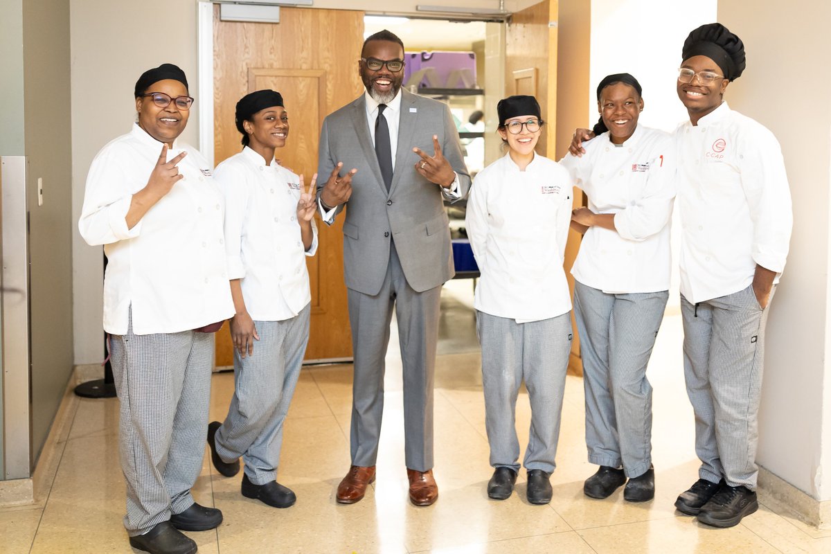 Mayor Brandon Johnson tweet media