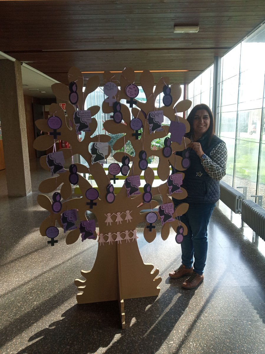 eoi_leon's tweet photo. Nuestro árbol de los deseos se ha vuelto violeta para celebrar el #8M , puedes dejar allí un deso o poema o cita en idiomas. #8m2024 #8Men #idiomas https://t.co/vaIavkWuhE