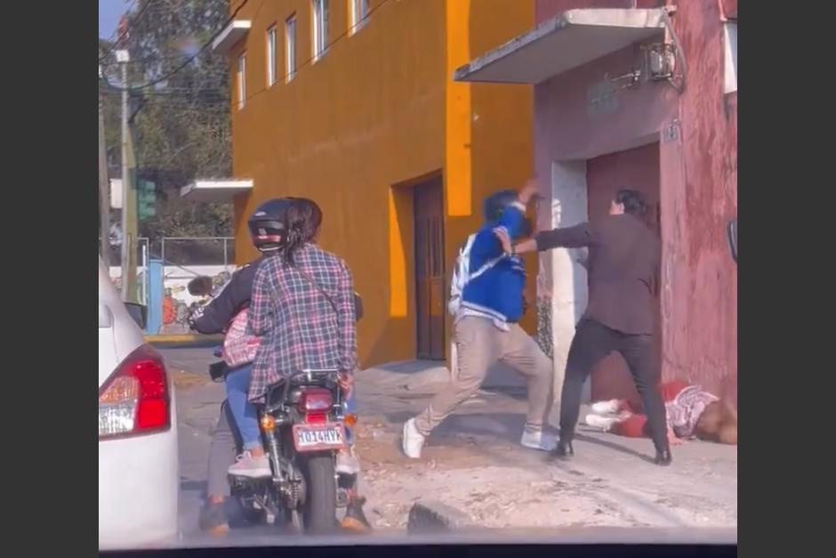 #Guatemala l Un video mostró una insólita pelea en el tránsito de la ciudad que involucró a dos hombres y tres mujeres.

Para ver más: elespectadorguatemala.com/se-cayo-la-sen…