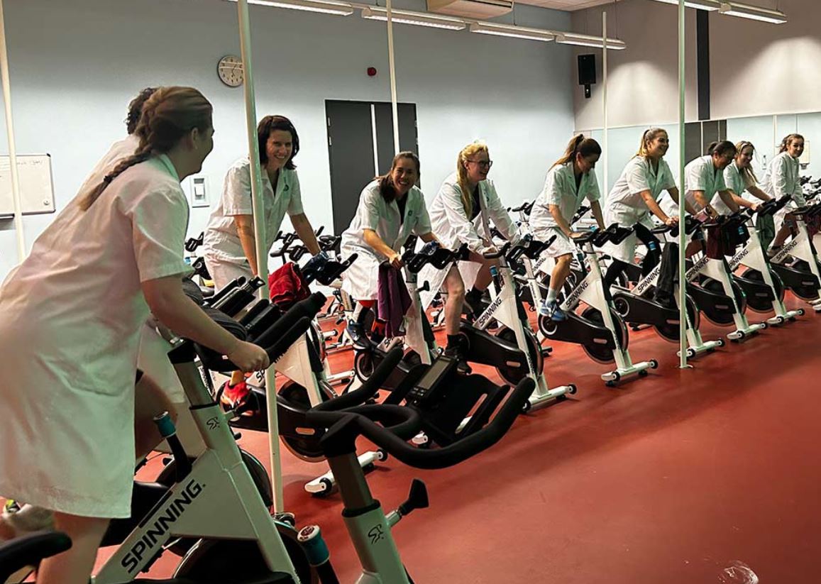 Een team van behandelaren en onderzoekers uit het UMCU fietst op 12 en 13 maart van Utrecht naar Gent. Zij willen graag dat iedereen weet dat er meer onderzoek nodig is om kinderen met een spierziekte betere perspectieven te bieden. Je kunt ze aanmoedigen: spiertocht.nl