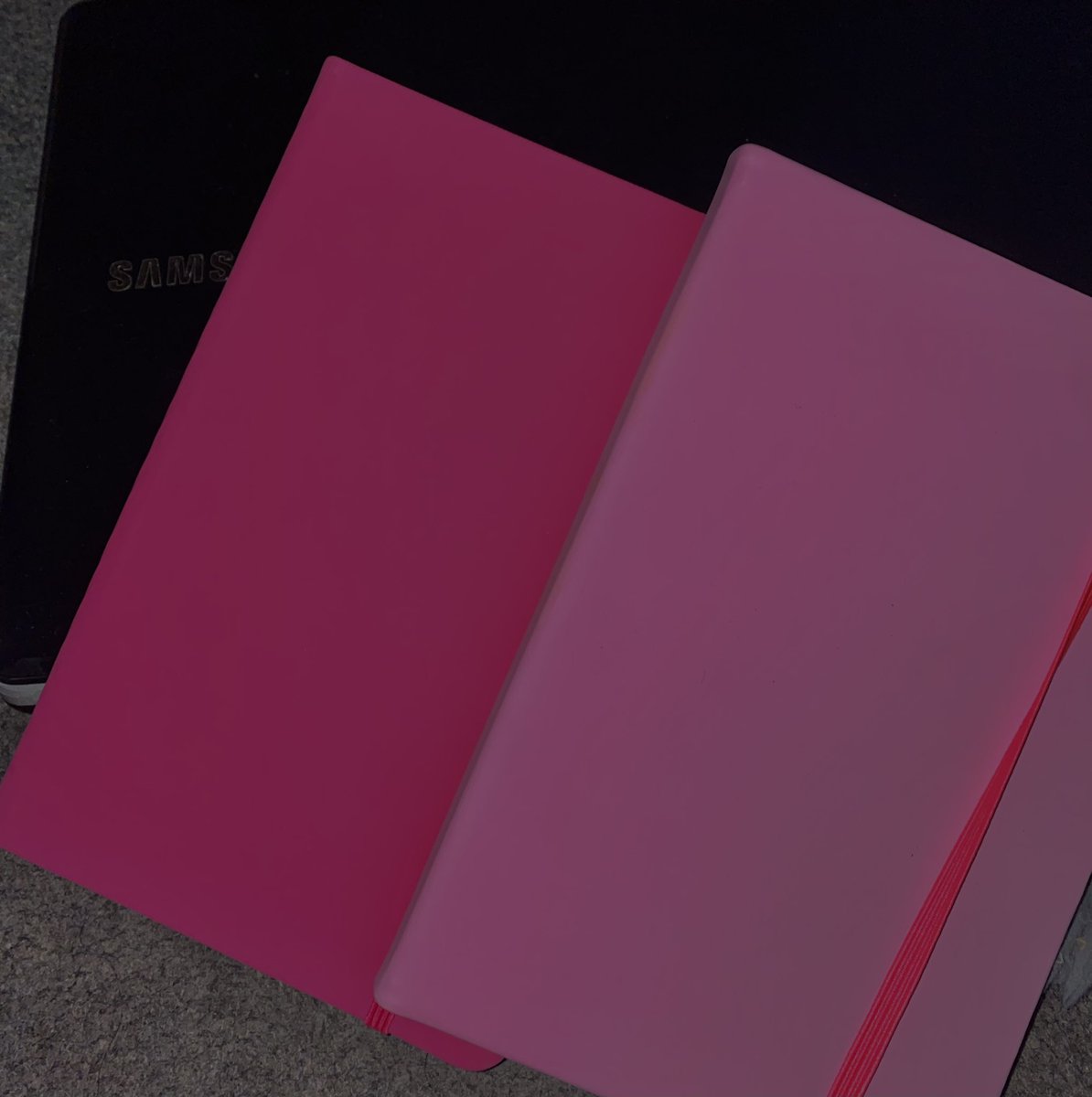 KeyyStudy1's tweet image. Gente, comprei esses dois “cadernos”, no caso quase uma agenda pra colocar tópicos importantes das matérias, mais ou menos um resumo. é uma boa?