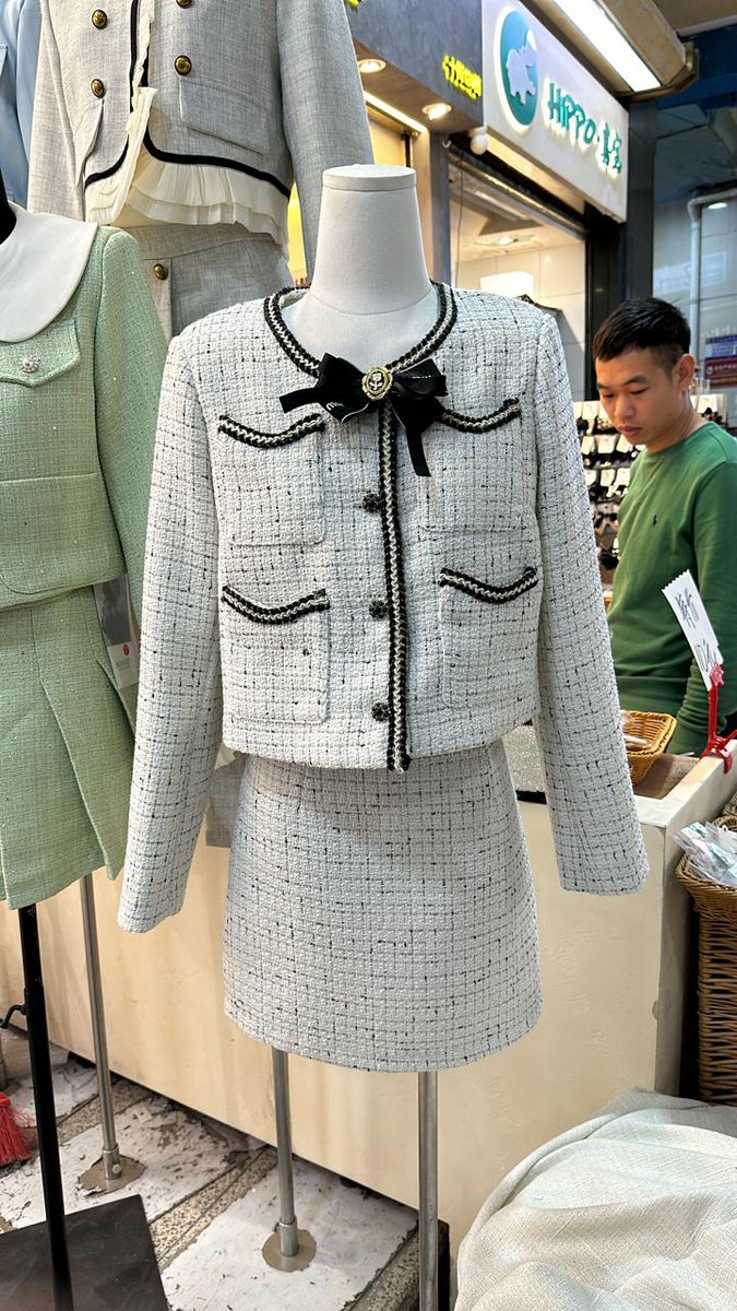 denisourus's tweet image. hi, aku open PO China Baju-baju lucu. bisa ecer &amp;amp; grosir

034 ONESET TWEED BLAZER CROP PENDEK 💯

AIR CARGO (7-10hari) 
ecer/grosir : 610rb/595rb

Ecer : 1 pcs
Grosir : min 5pcs mix model

#zonauang #tweedblazer #oneset