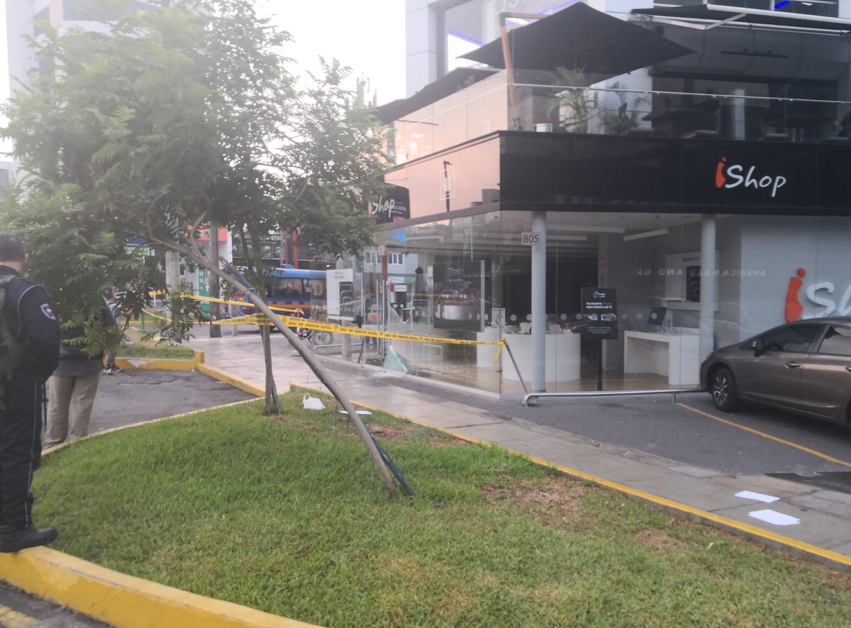 fernandomerino's tweet photo. PRIMICIA CHOCHERITA
Imágenes EXCLUSIVAS de la tienda #iShop del Óvalo Gutiérrez que fue asaltada de la misma manera que la del CC El Polo hace algunas semanas. Yo paso por ahí todos los días por la madrugada y siempre hay dos vigilantes, pero no portan armas. #CerdazzoTeInforma https://t.co/Ihv7OM9BsU