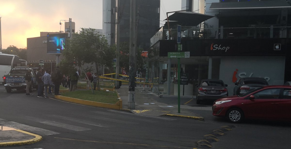 fernandomerino's tweet photo. PRIMICIA CHOCHERITA
Imágenes EXCLUSIVAS de la tienda #iShop del Óvalo Gutiérrez que fue asaltada de la misma manera que la del CC El Polo hace algunas semanas. Yo paso por ahí todos los días por la madrugada y siempre hay dos vigilantes, pero no portan armas. #CerdazzoTeInforma https://t.co/Ihv7OM9BsU