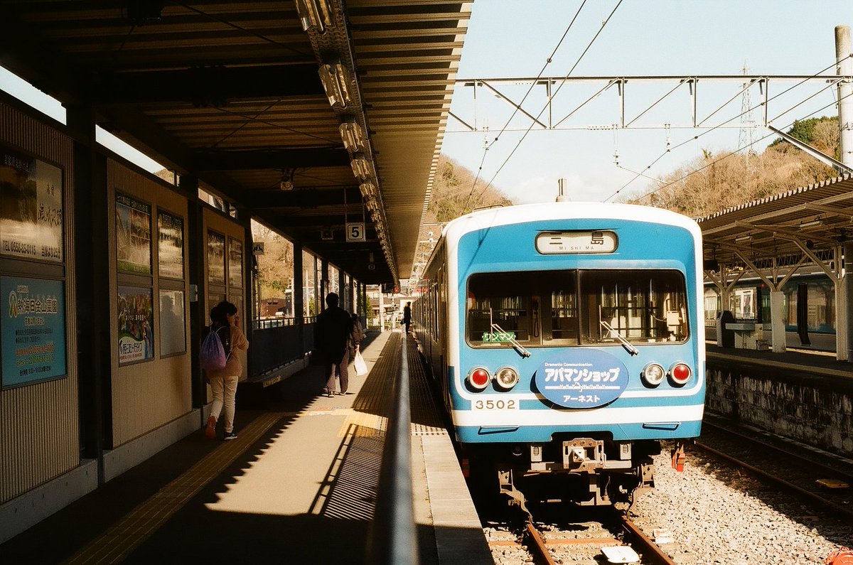 hinataActor0302's tweet photo. 静岡県ひとり旅！
陽の光がすごく温かみを帯びていて、
フィルムで撮るのにぴったりな街でした。普段は見逃す電車の影や、色んな草花を愛おしいと思える、とても情緒にあふれた最高な場所でした。

#静岡県
#OLYMPUSOM1 https://t.co/YxCSWrDcoj