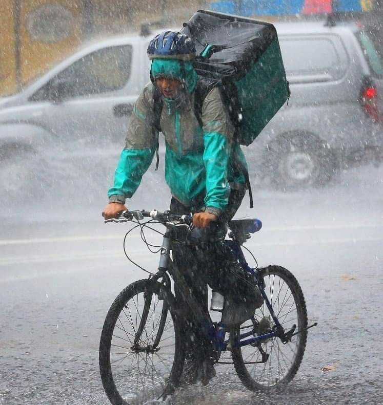 OSNMITALY's tweet image. "Attraversando la città in bici a tarda sera mi sono definitivamente reso conto che non tollero più la vista dei lavoratori delle delivery. Proprio mi vergogno a guardarli. Questa sì che in effetti è la società urbana signorile di massa: si vogliono servizi di lusso pagandoli…