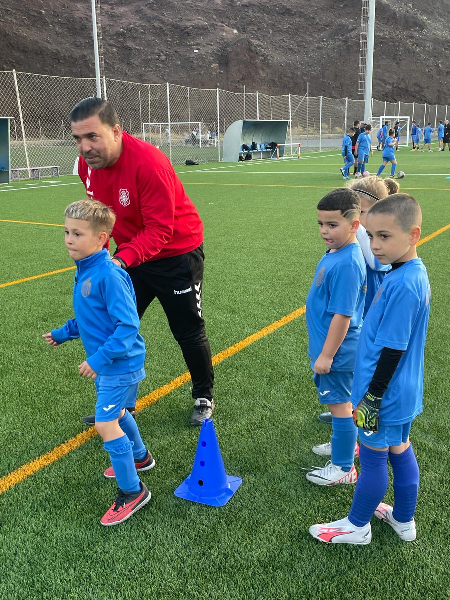 Nueva jornada del proyecto +Base de la <a href="/CDTFundacion/">Fundación Canaria CD Tenerife 🏴󠁧󠁢󠁳󠁣󠁴󠁿</a>, está vez con los más peques del <a href="/ud_tacosanluis/">UD SAN LUIS</a>.
Seguimos sumando💪💪