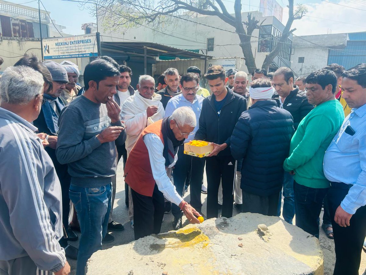 GMDA officials performed the groundbreaking ceremony for the construction of the 110-foot-long Foot-Over-Bridge on NH48, in Village Narsinghpur. The FOB will facilitate safe pedestrian movement & enhance accessibility across the Highway. @DC_Gurugram @TrafficGGM #RoadSafety