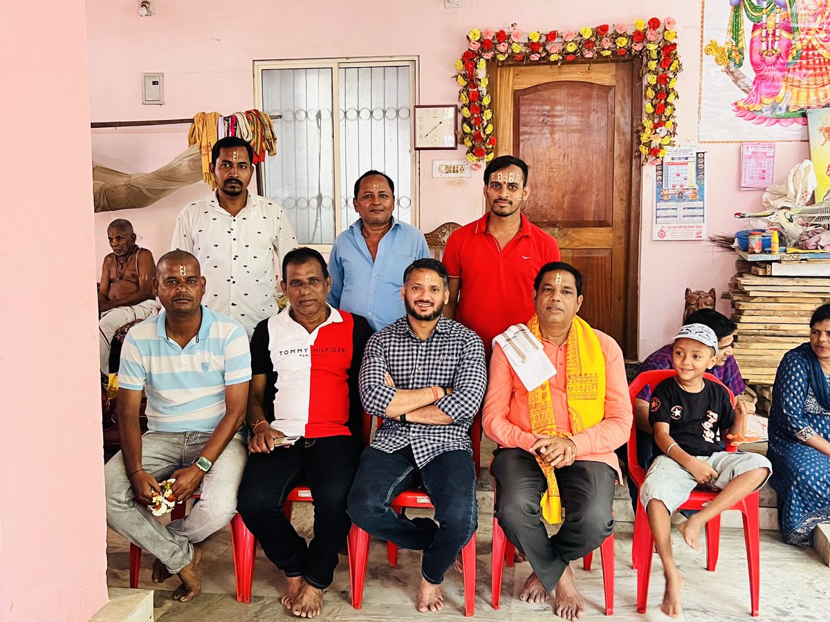 dbehera_bjp's tweet photo. ଭୁବନେଶ୍ୱର ସାଙ୍ଗଠନିକ ଜିଲ୍ଲା ସଭାପତି ବଡ଼ଭାଇ @babusinghodisha ଙ୍କ ସହ ଏକ ନାମଯଜ୍ଞ କାର୍ଯ୍ୟକ୍ରମରେ ଯୋଗଦାନ କରିବା ଅବସରରେ | https://t.co/sgBn2SfEKw