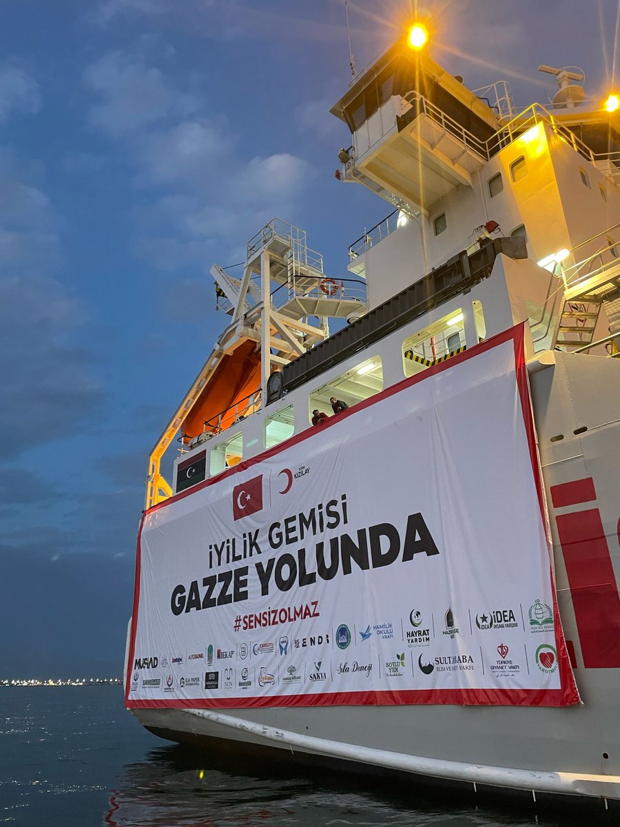 Türk Kızılay, şu ana kadar Gazze için Mısır’a yaptığı en büyük yardım sevkiyatına hazırlanıyor. Yaklaşık 2.700 tonluk bu büyük gemi içerisinde çok sayıda gıda malzemesi ve ilaç bulunuyor. 

Mısır Kızılayı desteği ve  işbirliğiyle Gazze’ye ulaştırılacak  bu yardımlar Filistin