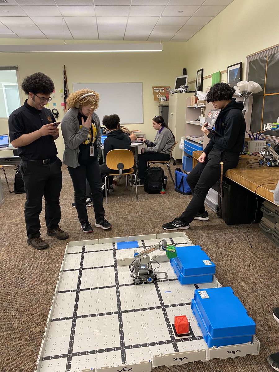 anthonyspc's tweet photo. Stu experiencing success is the midst of challenges is always a beautiful experience. This is why I teach. @VEXRobotics @miltonhershey @SDPrincipals #CTE #Engineering #success https://t.co/fHpJqCoS5u