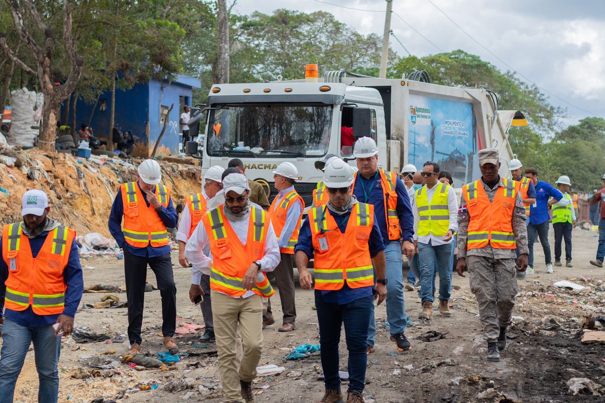 ¡SOLUCIÓN MUY ESPERADA!

Inicio de la construcción del transfer de los residuos sólidos de SDE. Este sistema evitará basura amontonada, soluciona el impacto ambiental y agiliza el retiro de la basura al destino final. El fideicomiso y el ayuntamiento darán seguimiento al proceso.