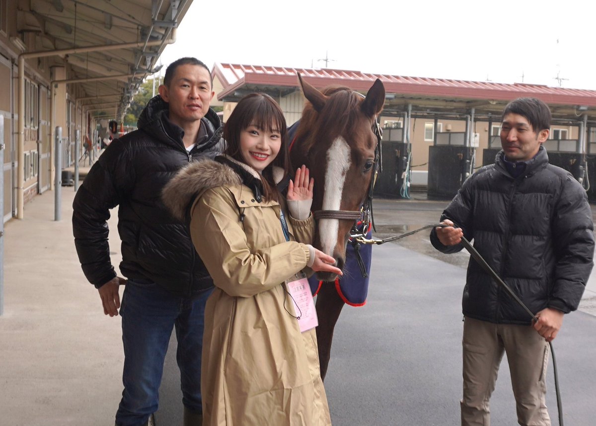 nanakamoshika's tweet photo. 美浦トレセン取材へ🐴

木村哲也調教師にお声がけいただき、
場内初実況の勝ち馬メジャーレーベルと
対面させていただきました🥳

感動で目が潤んでしまいました😢かけがえのない思い出です。

木村調教師をはじめ、厩舎の皆様本当にありがとうございました☺︎

成長していけるように頑張ります！ https://t.co/gU1Va1OqNU