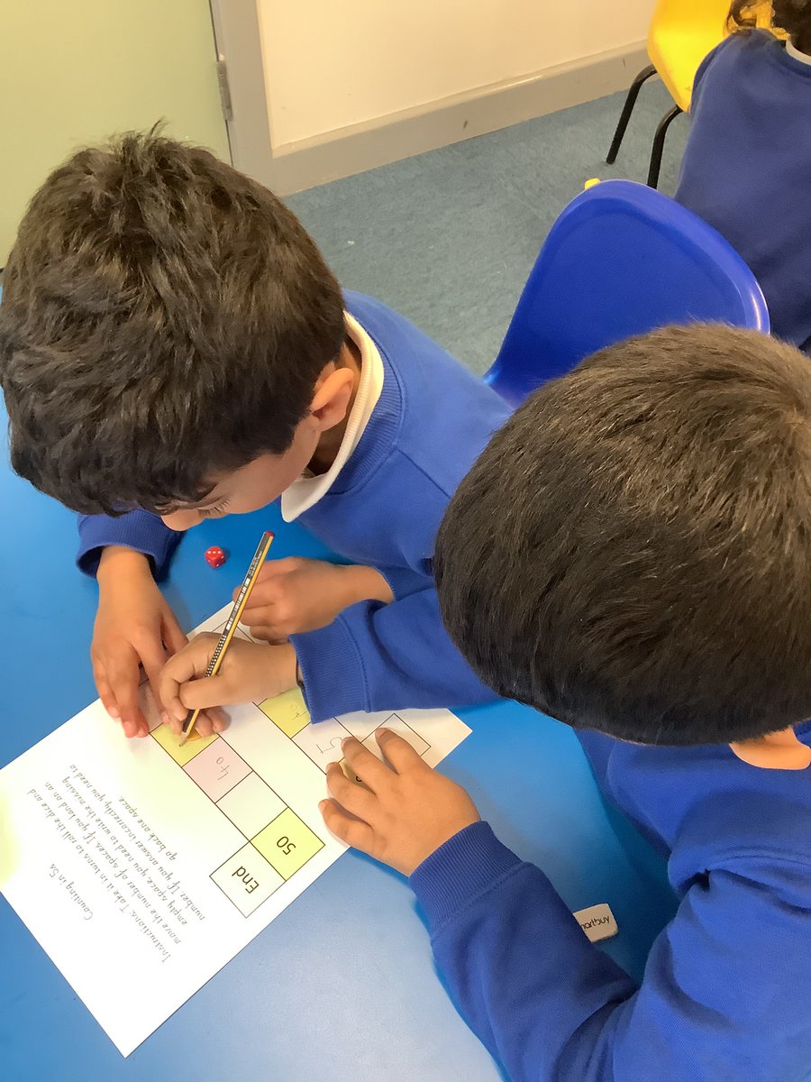 Rowlatts_TMET's tweet image. In Year 1, Miss Ahmed’s Maths group have used their knowledge of counting in 5s to play a game. #rmpamaths #practicalmaths