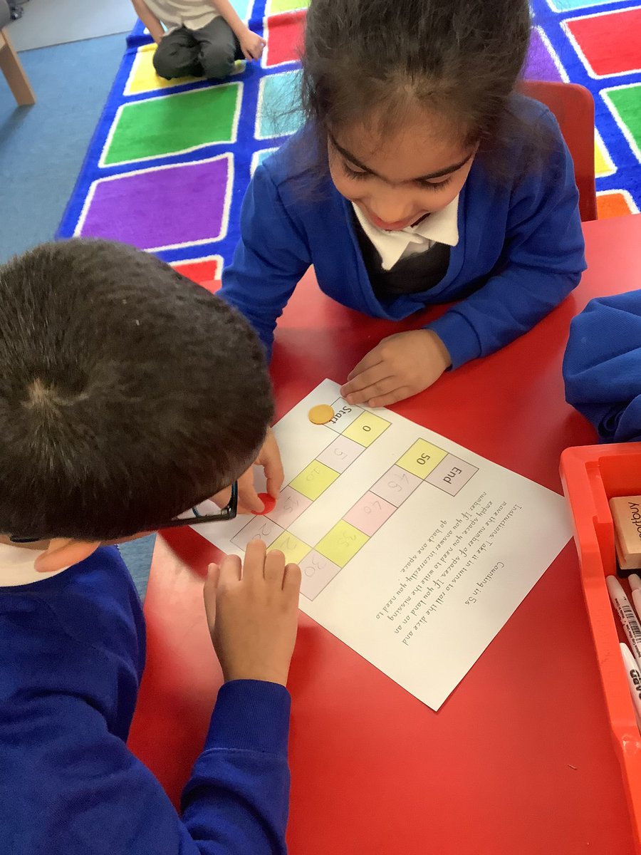 Rowlatts_TMET's tweet image. In Year 1, Miss Ahmed’s Maths group have used their knowledge of counting in 5s to play a game. #rmpamaths #practicalmaths