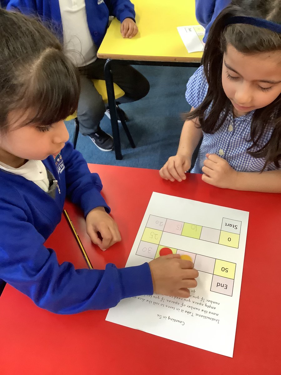 Rowlatts_TMET's tweet image. In Year 1, Miss Ahmed’s Maths group have used their knowledge of counting in 5s to play a game. #rmpamaths #practicalmaths