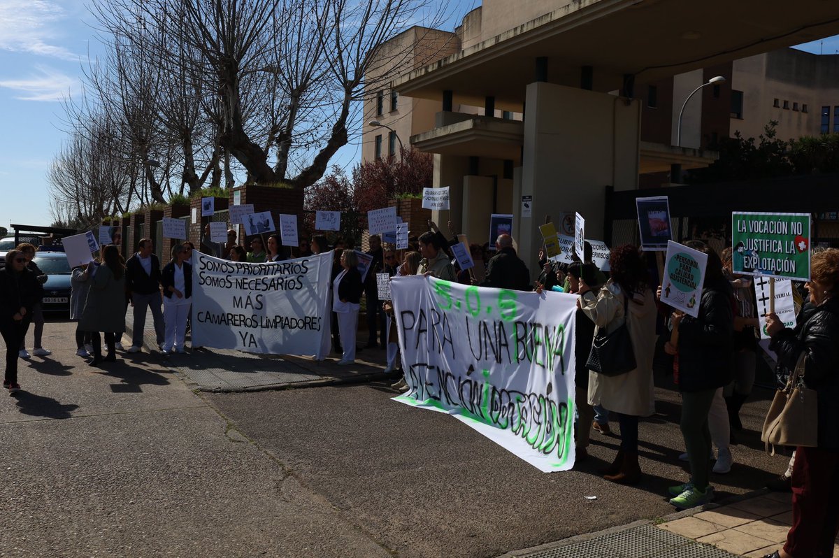 Esta mañana se han manifestado los trabajadores del centro residencial Felipe Trigo en Villanueva para pedir tanto medios personales, como materiales, para una mejor calidad asistencial y para un trabajo más digno. Abro hilo 👇🏼