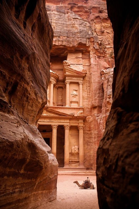 La bellezza di Petra in Giordania 
📷 @nationalgeographic