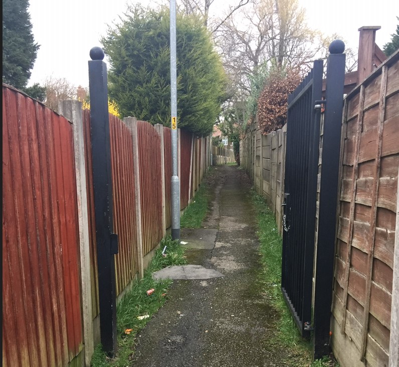 RochdaleCouncil's tweet photo. 🔈You have until the 15 March to respond to the gating scheme consultation. Should they should be extended for another 3 years. If you want the gates to remain as they are you will need to respond. If we don’t get enough responses they will be removed.
https://t.co/Z5QSM55eHh https://t.co/DJzBJmr0sN