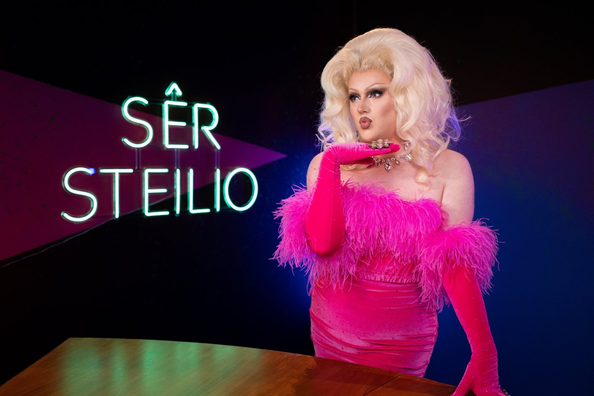 Tonight at 5.25pm on @S4C - it's the FINAL of Ser Steilio! Join @mirainiwerydd & @IwanSteffan to see who has won their place in the grand final. They go head to head in a programme full of fun, energy and colour to create an outfit for the drag artist @CatrinFeelings