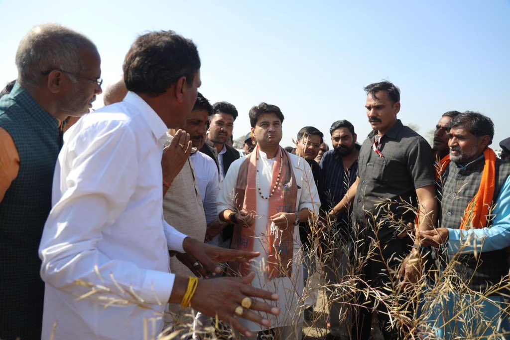 किसानों का नुक़सान, मेरा नुकसान! फुटेरा के ओलावृष्टि से प्रभावित किसानों से मुलाकात की, उनसे बात की और मुआवज़ा राशि के स्वीकृति पत्र एक-एक किसान के हाथों में सौंपे। उनकी हर समस्या के निवारण हेतु हम सभी संभव प्रयास करेंगे।