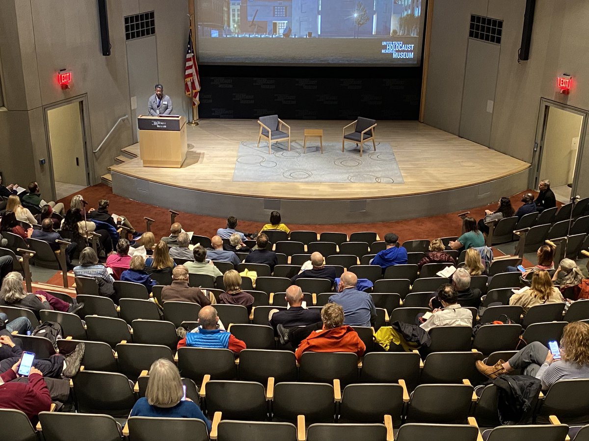 Yesterday, the Guild met with @NationalMallNPS and @TheNationalMall leadership @HolocaustMuseum. Takeaways: 1. Don’t patronize food trucks. 2. A lot of construction on the Mall in prep for #America250. 3. Peek 🌸 bloom 3/23-3/26