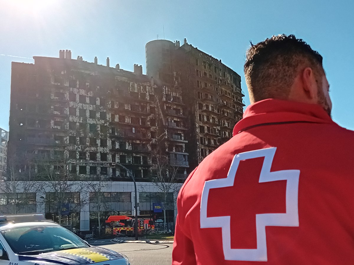 CruzRojaVLC's tweet photo. 🎖El Gobierno concede la Medalla al Mérito de la Protección Civil a los participantes en las labores de extinción y rescate en el edificio incendiado en València.
La distinción se ha otorgado, junto a otros equipos, al ERIE Psicosocial de @CruzRojaEsp
➡️https://t.co/txWBPciLmB https://t.co/HuBr6lh7PE