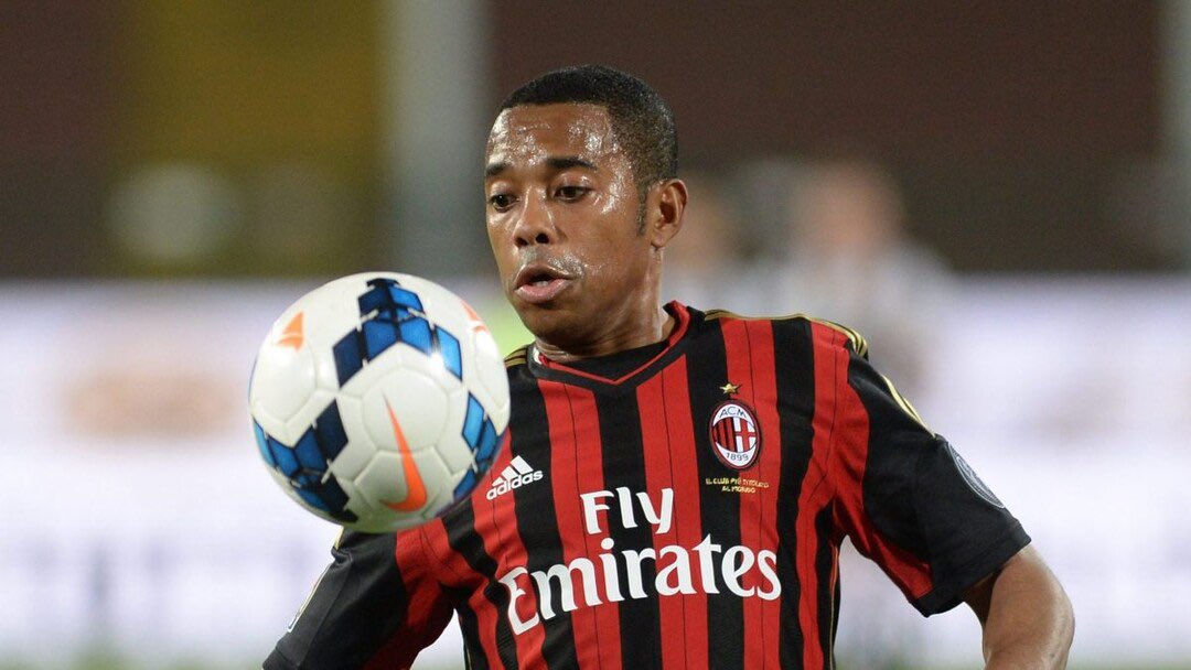 #Robinho Brezilya'da tutuklanma tehlikesiyle karşı karşıya:
Robinho, eski AC Milan futbolcusunun 2017 yılında Milano mahkemesi tarafından cinsel saldırı suçundan aldığı dokuz yıllık cezayı Brezilya'da çekip çekmeyeceğine karar verileceği tarih olan 20 Mart'ta tutuklanabilir.
