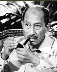 قيل للسادات إن التجار احتكروا السكر 
فاتصل بصحيفة الأهرام اكتبوا: 
10 بواخر  محملة بالسكر في البحر  في طريقها إلى مصر ؛ فباع المحتكرون ما بحوزتهم بسعر أقل من المعتاد..👌

لماذا ؟؟
لأن السادات لم يكن هو التاجر 😉

فهمتم ولا أعيد عشان تفهموا؟ 😏

#ماعليكم  من مصر  كم الصرف اليوم😄