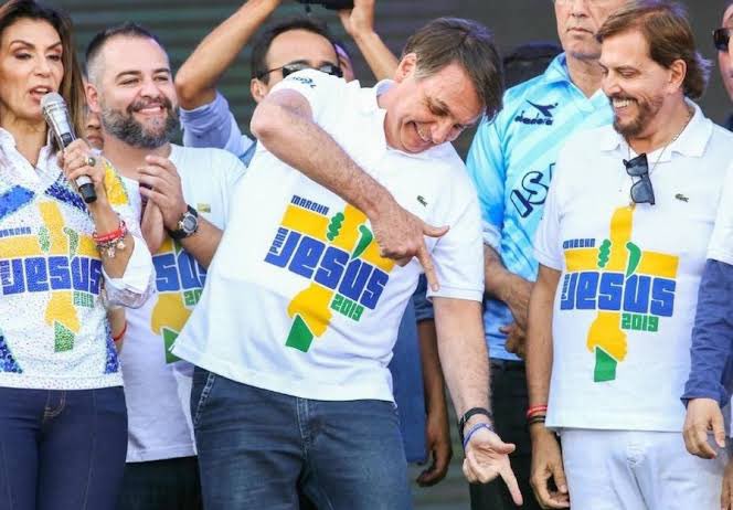 eusigo12's tweet photo. Na minha adolescência e juventude na Igreja Batista fui muitas vezes às ruas com meus irmãos de fé com o propósito de ‘evangelizar’. Hoje, após o esgoto político do bolsonarismo ter cooptado as igrejas evangélicas neopentecostais, vejo é a necessidade do Brasil de se ‘desenvangelizar’ dessa teologia macabra da prosperidade e do domínio, que bitola seus seguidores, faz odiar quem não segue, nega a ciência e dá liga com fascismo.