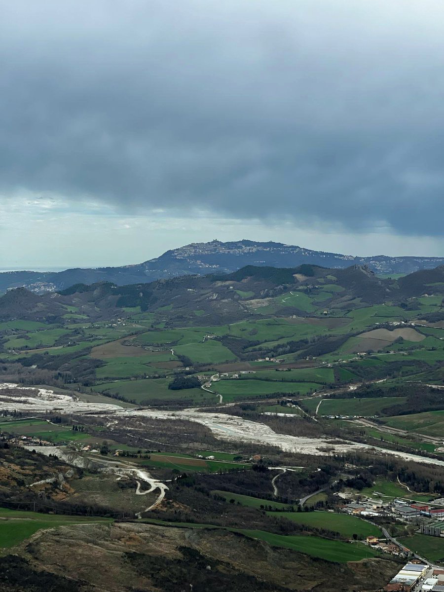 adasvoja's tweet photo. Pogled iz #talamello #MB na San Marino u daljini na brdašcu...salje Lovel https://t.co/DlOPcGNW3G