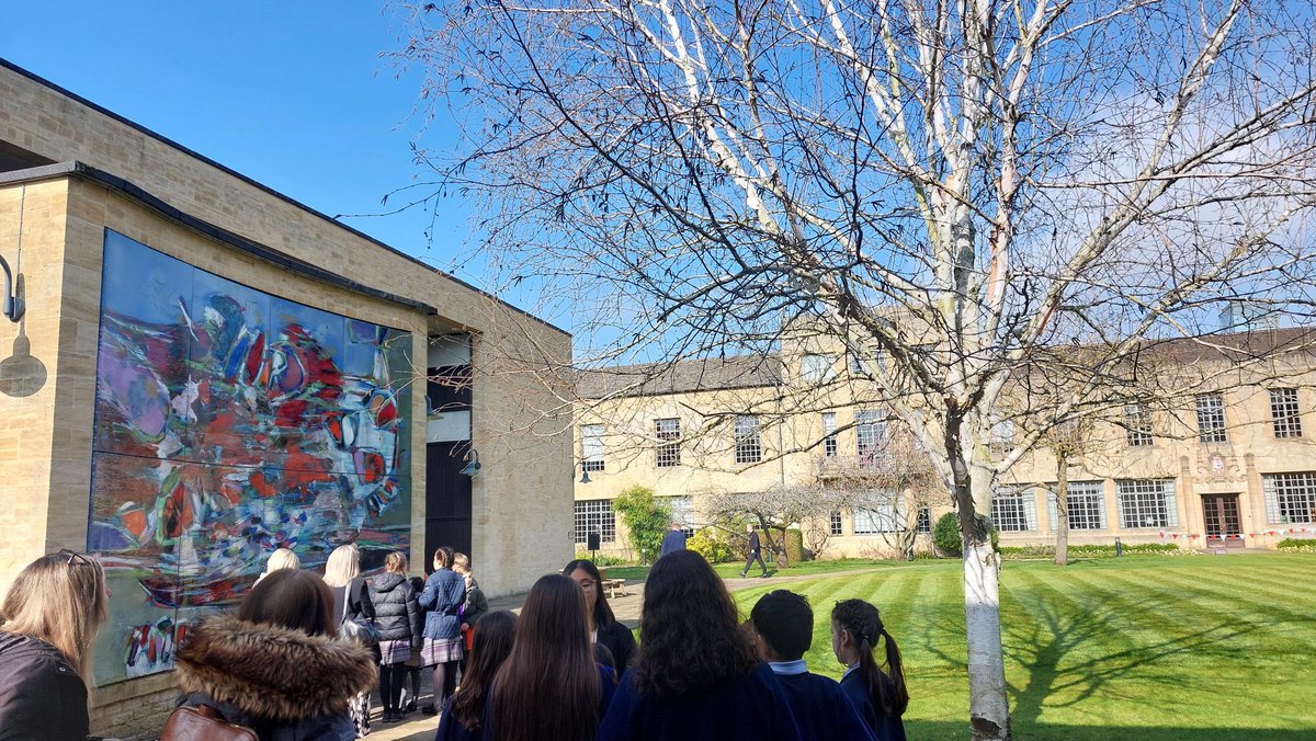 UL_Partnership's tweet image. It&apos;s day 2 of the Student Leadership Programme Celebration Day!  Pupils are out enjoying the sunshine on their tour of St Anne’s College, Oxford.  #DirtIsGoodProject #EducationwithCharacter
