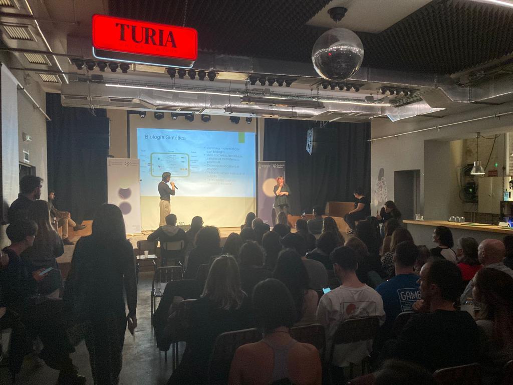 ¡Qué noche la de ayer en #CienciayCañas! 🍻✨ Entre sorbos y ciencia, tuvimos el honor de escuchar a <a href="/mplopezg/">mapi lopez</a>, <a href="/Plisonibmcp/">Puri Lisón</a>  y <a href="/camilo6195/">Camilo Calvache</a>  del <a href="/IBMCP/">IBMCP - Instituto de Biología Molecular y Celular</a>  <a href="/CSIC/">CSIC</a>  <a href="/UPV/">Universitat Politècnica de València</a> . ¡Un brindis por sus charlas fascinantes! 🔬 Enhorabuena a estos tres maestros de la divulgación. #CienciaConSabor