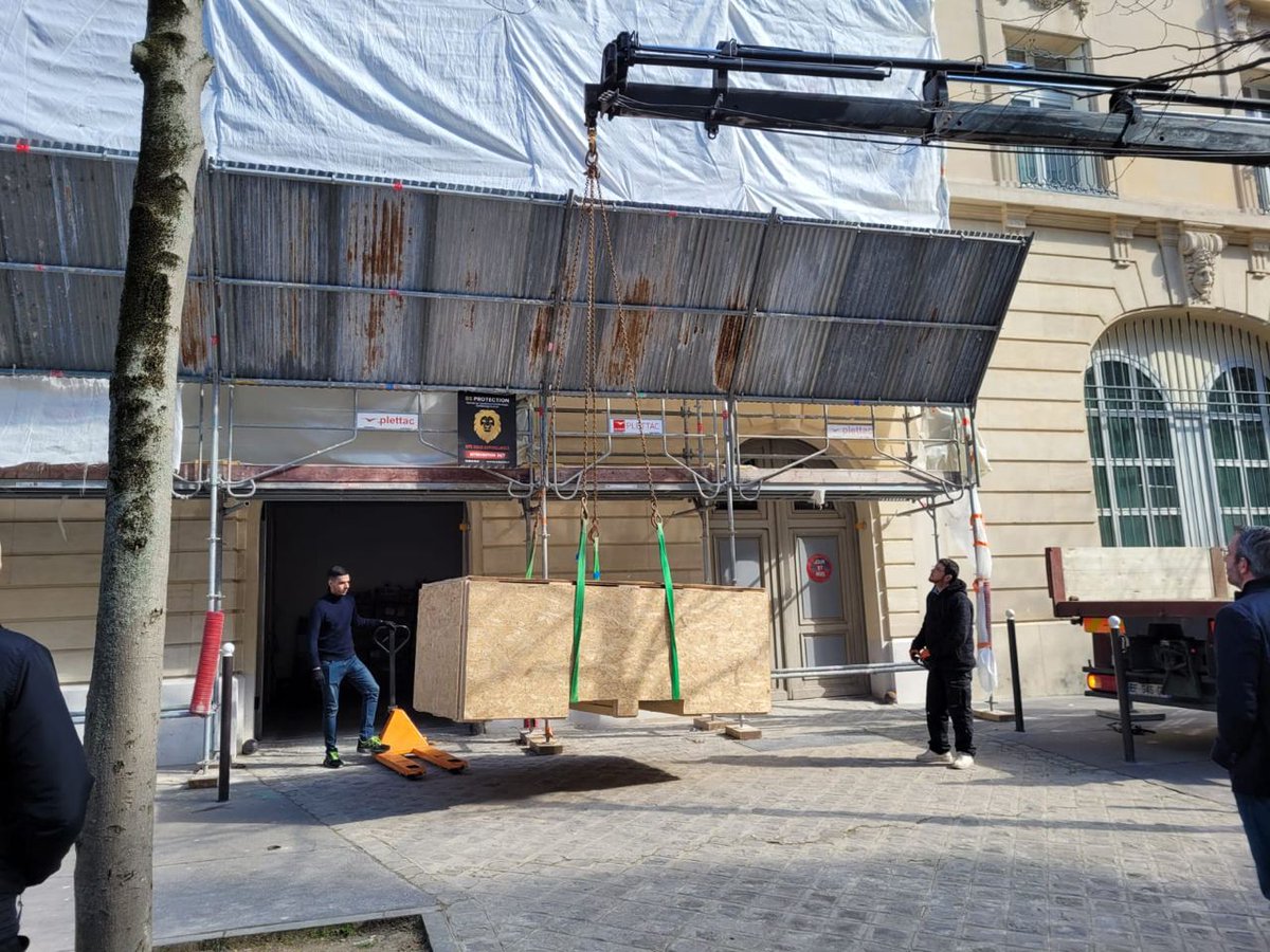 CaliberEnglish's tweet photo. 🇫🇷❗️ #France, once revered as the center of art, subscribed to another disgraceful act to a monument of #Azerbaijani poetess Khurshidbanu #Natavan in Evian-les-Bains. After the monument was dismantled, it came to light that the monument was also disfigured and the nose was broken. 
This audacious action not only calls into question France's commitment to preserving cultural heritage, but also invites contemplation on the effectiveness of #UNESCO in protecting our common values. Read more at link: https://t.co/HRhZ8ruBOR

#CaliberAz #news #politics #Azerbaijan #history #armenia #Europe #Paris #culture #caliber
