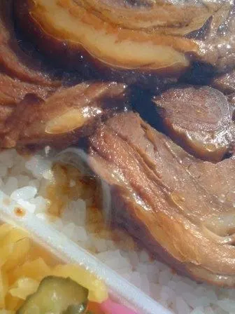 dcfhr963's tweet photo. ちょっと補足
南房総で大陸からの引揚者がもたらした食文化と言うとチャーシューが代表的なのでした。
お弁当（画像）やオードブルにも利用され、家庭料理としてのチャーシューの普及率は日本一ではないか？と思います。 https://t.co/Brk5Cx792F