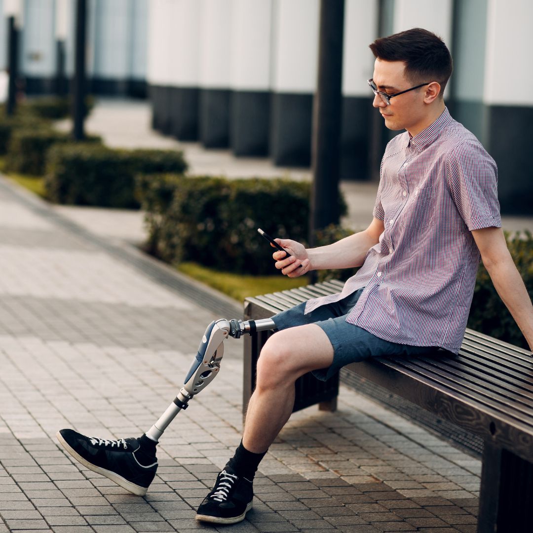 Taking a solo bench break? 🌳 It's about enjoying the stillness, reflecting, or just soaking in the view. As an amputee, these quiet moments are yours to embrace. No rush, just peaceful coexistence with the world around you. 🍃 #QuietMoments #AmputeeLife #SelfCare #PeacefulPause