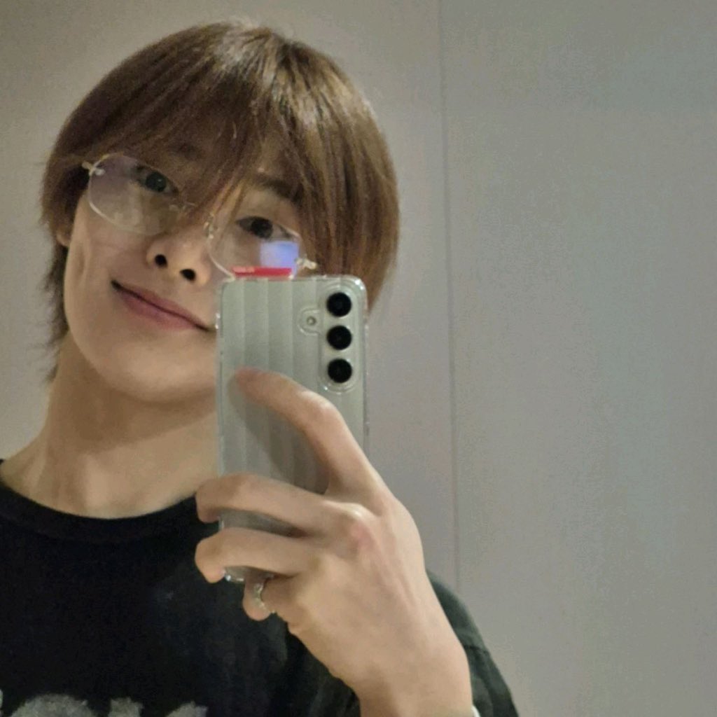 mayaxilef's tweet photo. I.N changed his 🫧 profile picture
Photo 1: old profile pic
Photo 2: new profile pic
#jeongin #bubble #bubbleupdate #JYPEbubble #I_N #jeonginbubble #INbubbleupdate https://t.co/Zo59Y6l9an