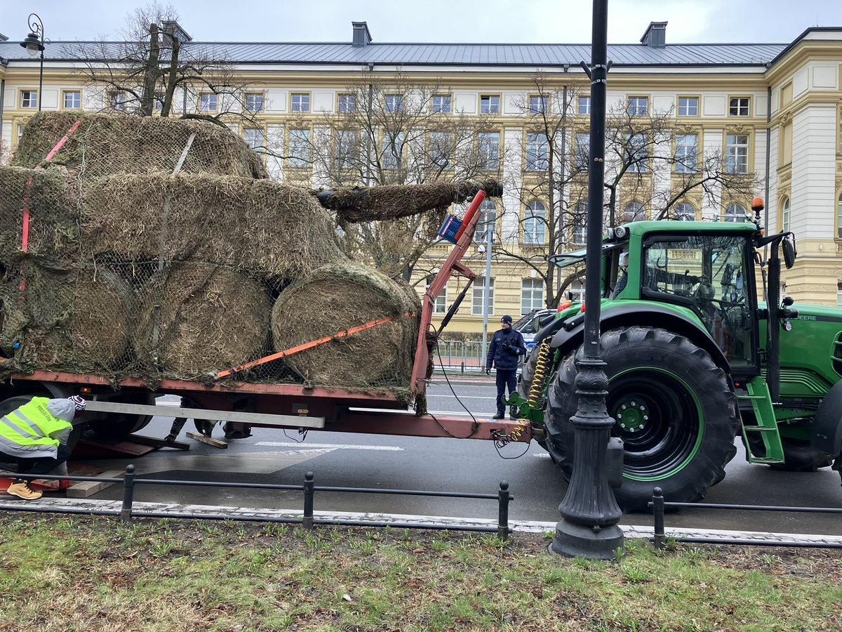 Się dzieje na sąsiednej ulicy - dużo ludzi i nawet agro-Abrahams. #warszawa #śródmiejsce