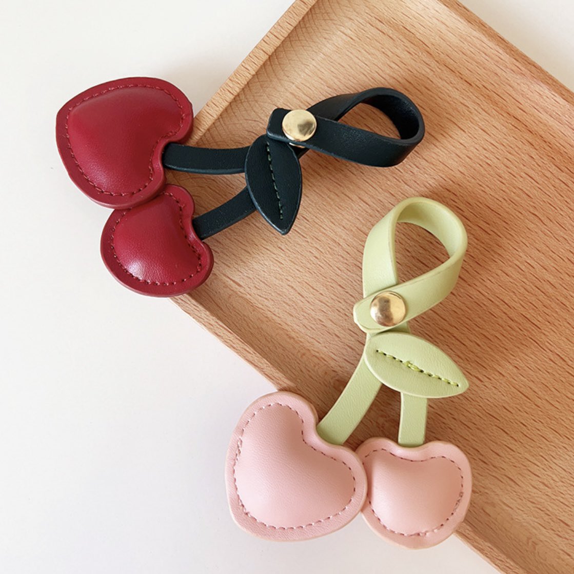 サクランボからひょっこり♡シロクマ(濃ピンク) 白 on X