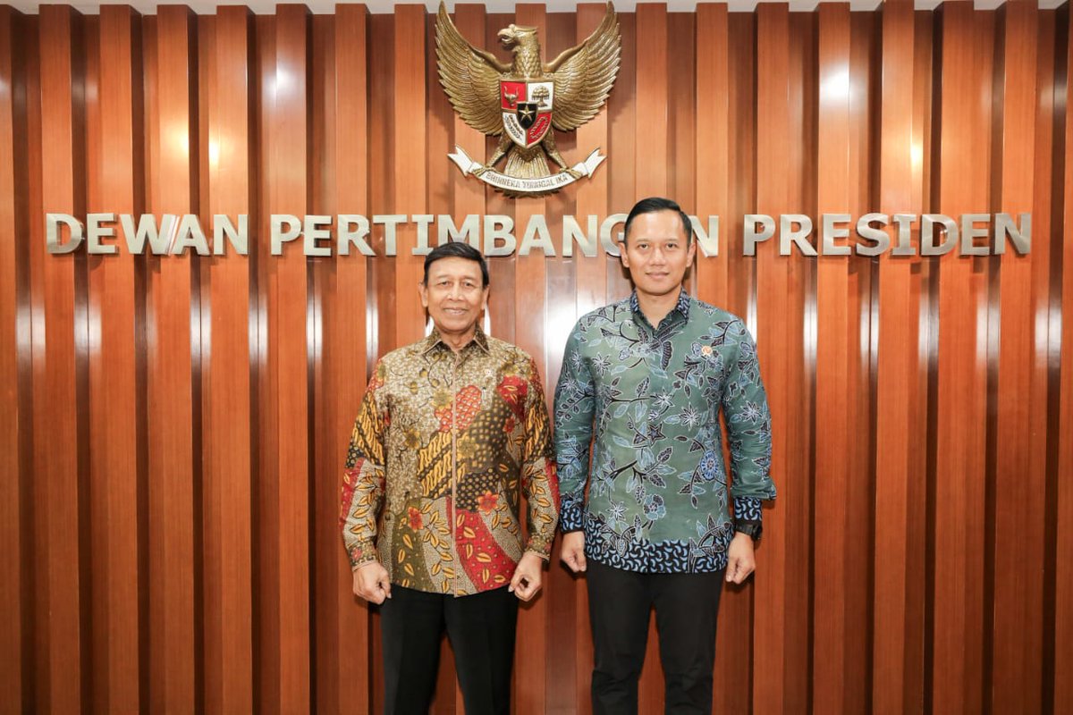 AgusYudhoyono's tweet photo. Saya hari ini bersilaturahmi ke Ketua Dewan Pertimbangan Presiden, Jenderal TNI Dr. H. Wiranto S.H. S.I.P. M.M. di kantornya. Saya  berdiskusi sekaligus memohon doa restu beliau utk menyukseskan berbagai program & kebijakan yg menjadi Arahan Presiden, khususnya yg berkaitan dengan @kem_atrbpn. Terima kasih pak atas perkenannya untuk menerima silaturahmi kami, sehat selalu untuk Bapak 🙏