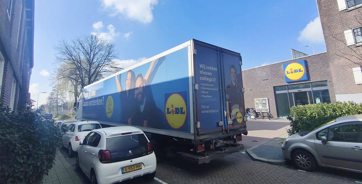 Een vrachtwagen chauffeur voor bevoorrading van supermarkt reed net verkeerd via de Westerkade, om te lossen aan de Lazaruskade in #Gouda. En moest via de Walvisstraat omrijden wat verboden is voor vrachtwagens. En zou vaker gebeuren volgens een bewoner. #transport
