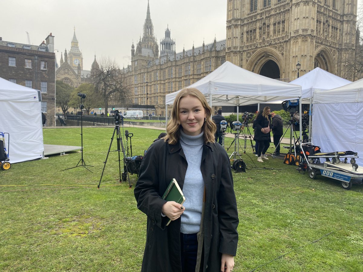 Early start to get to Westminster this morning to analyse the politics of the budget on <a href="/BBCRadioCymru/">Radio Cymru</a>!

Dechre cynnar bore ma i gyrraedd San Steffan mewn pryd i gael trafodaeth am y gyllideb gyda <a href="/owen_garry/">Garry Owen</a> a <a href="/Mark_Walter/">Mark Walter</a> ar #DrosFrecwast. 

Listen back on <a href="/BBCSounds/">BBC Sounds</a>!