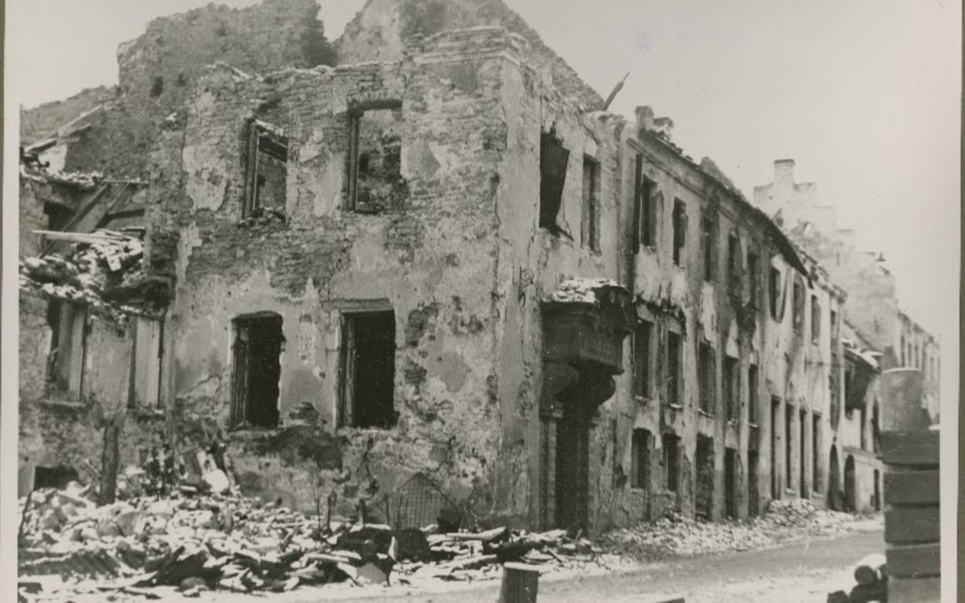 Soviet forces bombed the Estonian city of Narva 80 years ago today. Long known throughout Europe for its baroque architecture, most of the city was tragically destroyed in air raids that began on this day. Sadly, we see 🇷🇺 continuing such wanton destruction in 🇺🇦 cities today.