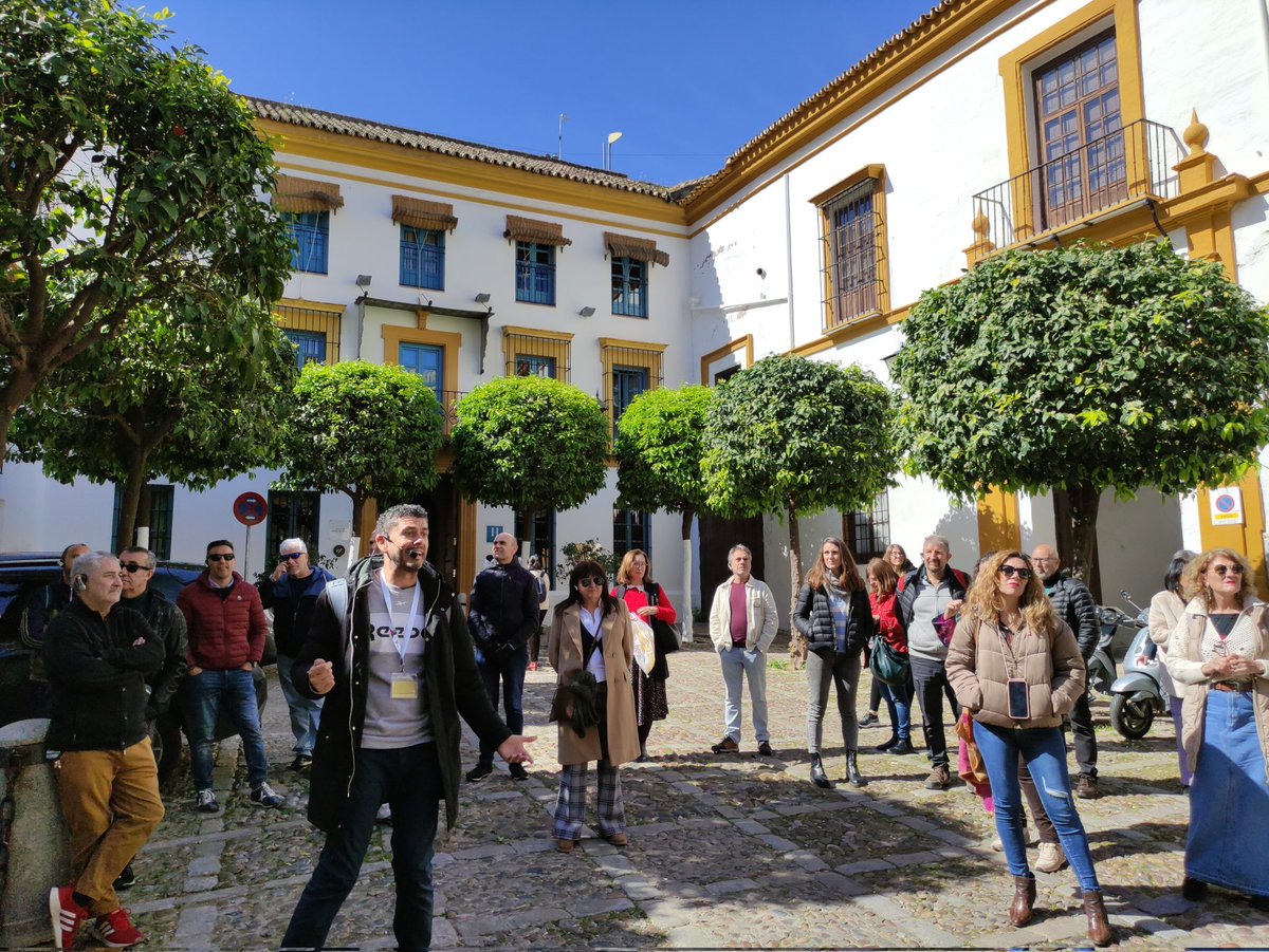 CEPdeSevilla591's tweet photo. Finaliza el curso CASAS, PALACIOS Y JARDINES: PATRIMONIO DOMÉSTICO DE SEVILLA PARA PROFESORADO DE EDUCACIÓN PERMANENTE Y ESCUELAS OFICIALES DE IDIOMAS con un paseo didáctico de @edpermanente por el Barrio de San Bartolomé @MbrMario @CEPSevilla @FormacProfAnd @EducaAnd @musoangel https://t.co/Vzs3iCiDGJ