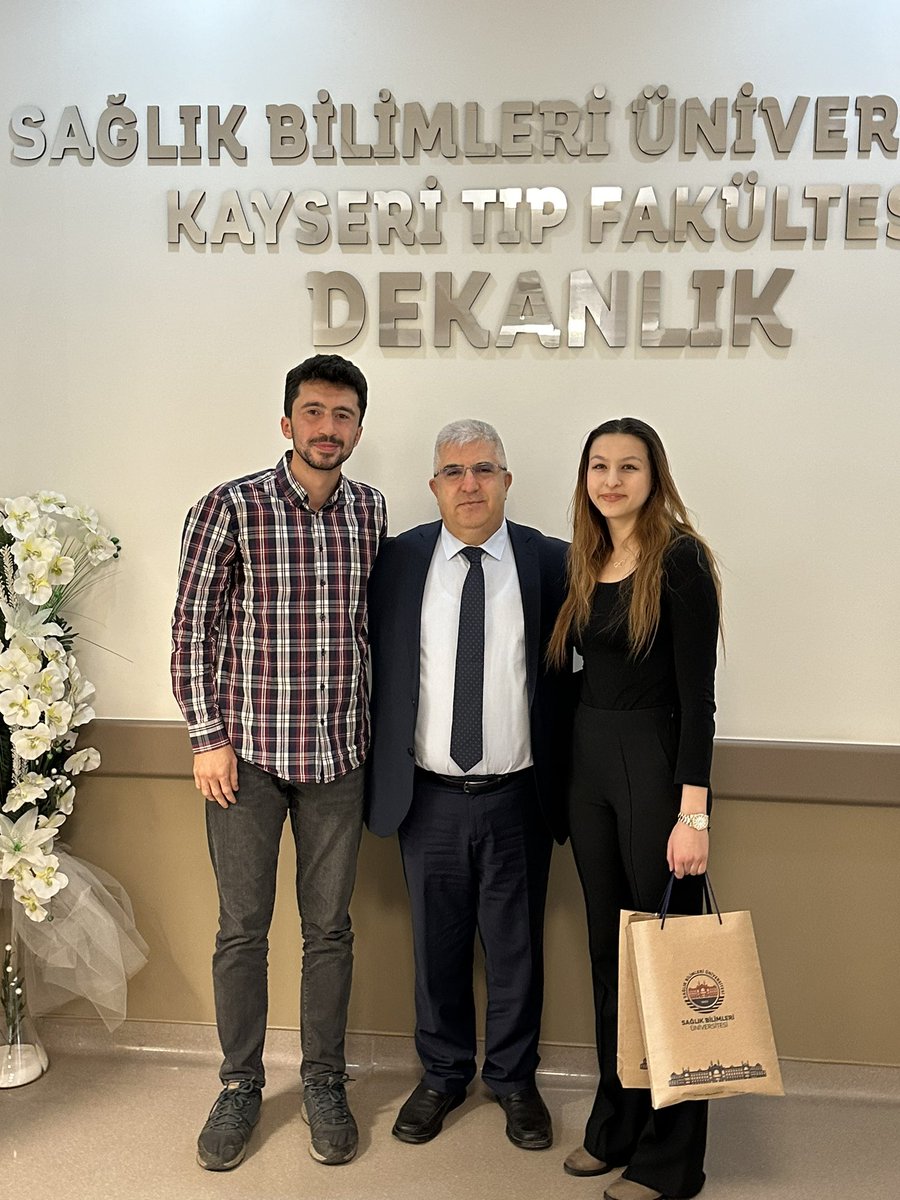 Arkadaşımız Melisa Karsandı, Üniversiteler Arası Kick Boks Şampiyonası’nda Türkiye 5’incisi oldu. Kendisini tebrik ediyoruz 🎊
Dekanımızın ödül takdiminden kareler 🌟🌟