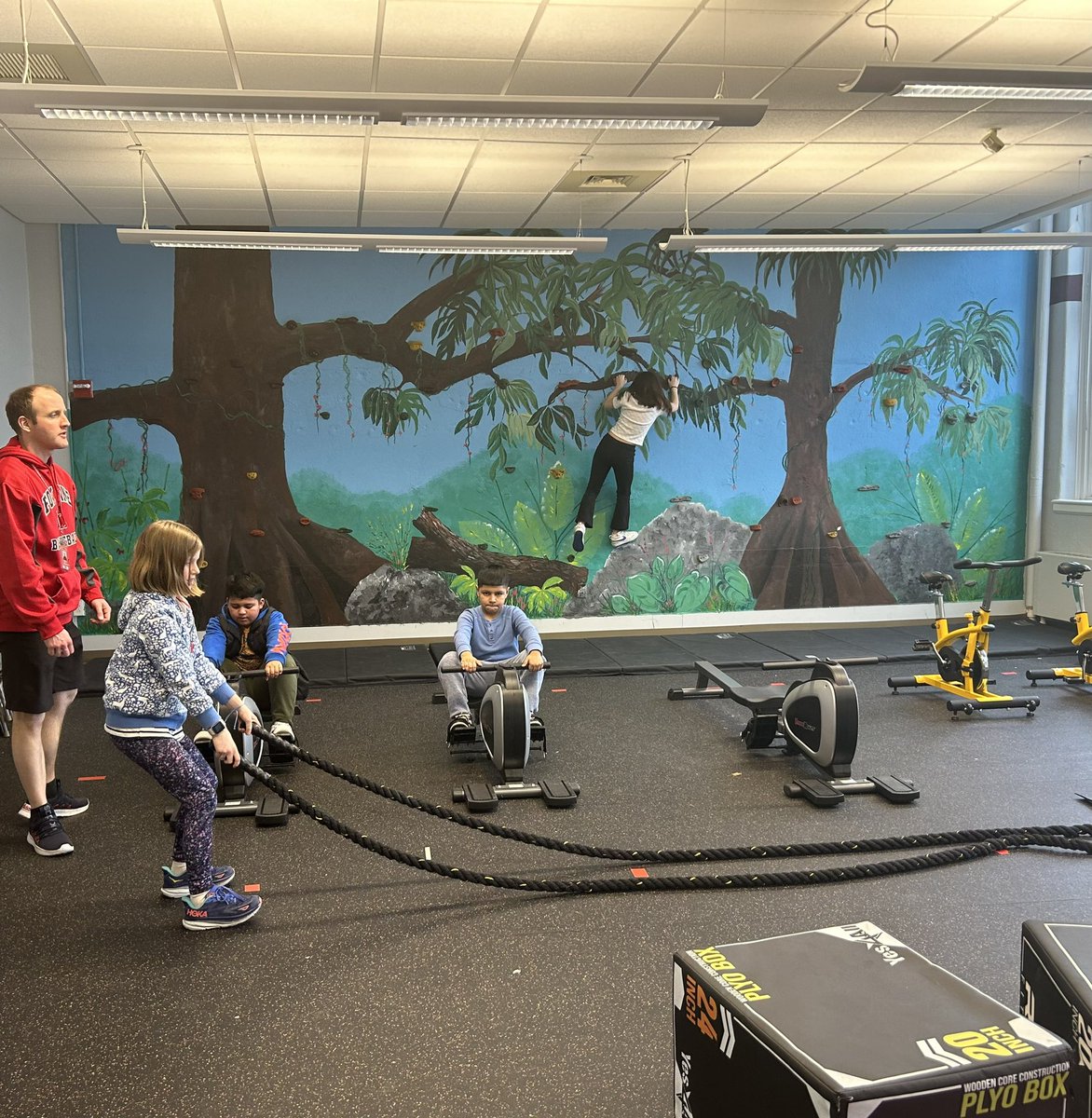 BcsdPe's tweet photo. Lesson 1 of Fitness with Coach Borror at MKES at the MKES Wellness Center. Our 4th grade students chose this unit while the rest of the class participated in the Bowling unit with Coach Grayson &amp; Coach Henley. @BCSDNOTES @mtkiscoelem https://t.co/qzBhtVZblD