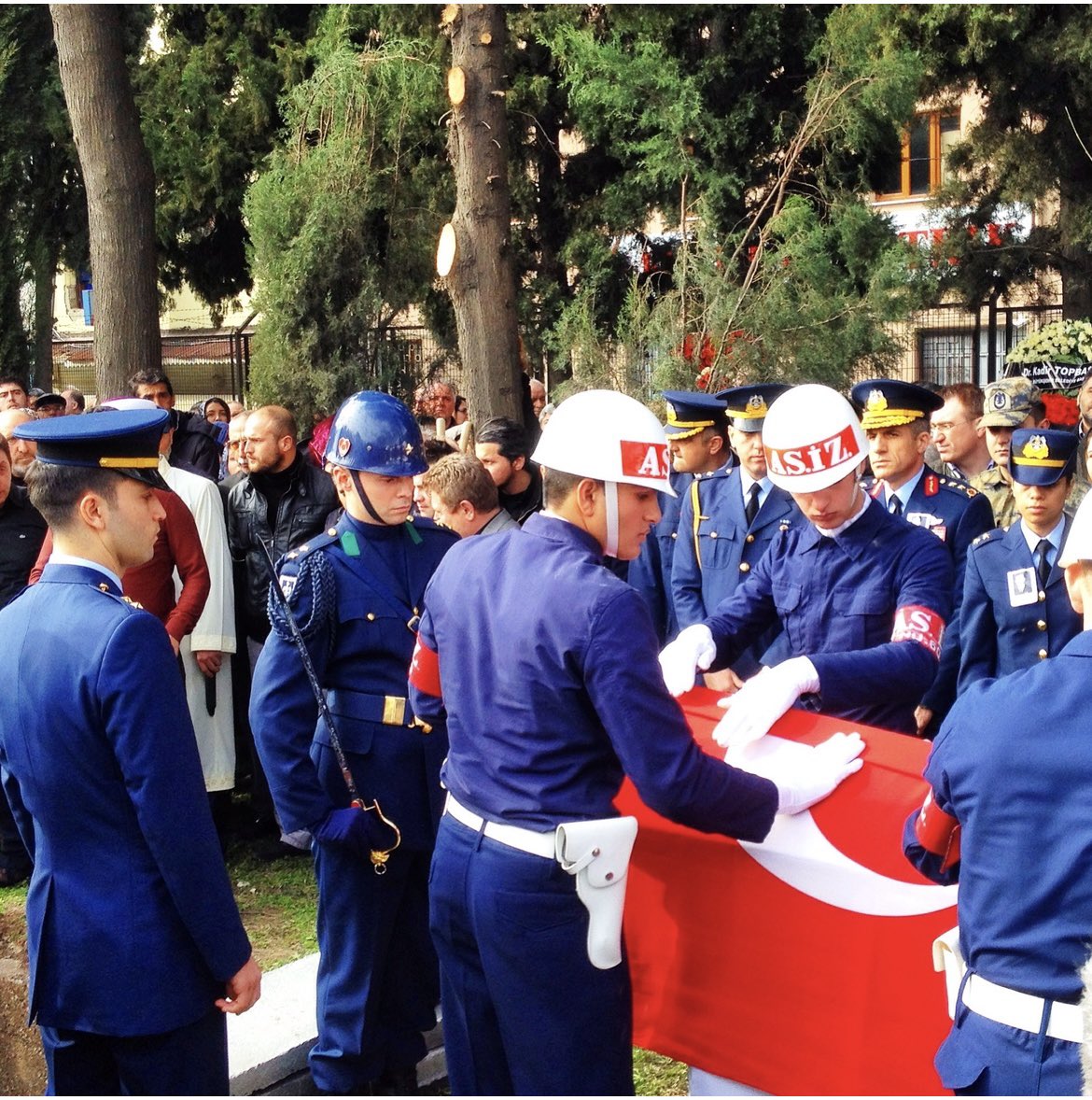 Tcolakoglu34's tweet photo. Şahadetlerinin 9.Yılında Hv.Plt.Kurmay Yüzbaşı Mustafa Tanış ve Hv.Plt.Kurmay Yüzbaşı Mustafa Delikanlı.
Rahmet ve Saygı ile aniyorum.Cenaze törenin de olup bugün tutsak olan Komutanlarımın da özgürlüklerine kavuşmasını diliyorum. https://t.co/O2Ktx86yyC