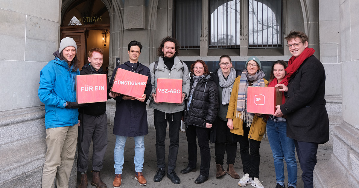 Um die Bevölkerung von den steigenden Lebenshaltungskosten zu entlasten und gleichzeitig den Umstieg auf den klimafreundlichen ÖV zu fördern, haben wir heute unsere städtische Initiative «VBZ-Jahresabo für 365 Franken» mit 4615 Unterschriften eingereicht.
zuerich.spkantonzh.ch/aktuell/medien…